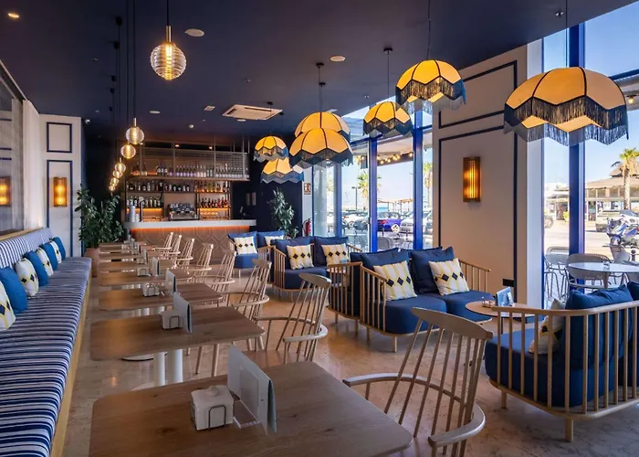 亚拉马尔酒店 - 建议成人入住 丰希罗拉